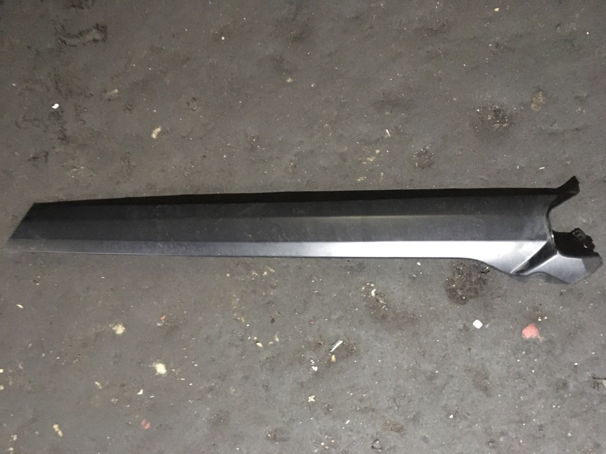 1002395R Windshield pillar trim outer right Land Rover Discovery 4 L319 (2009-2016) Used